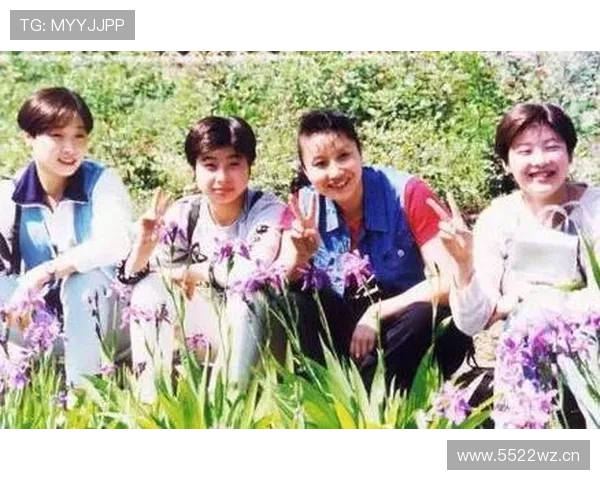 伏明霞今天街拍那只包也太扎眼了，冠军退役后的日子跟咱们差一个世界