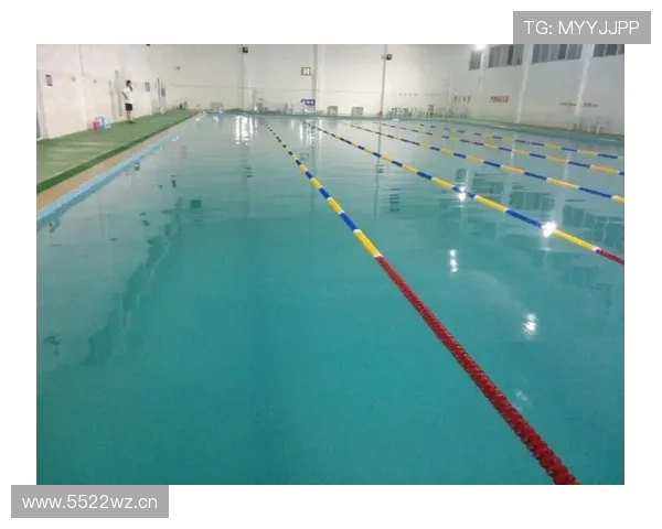 拉菲尼亚训练完顺手给家里泳池换水，这日子谁顶得住